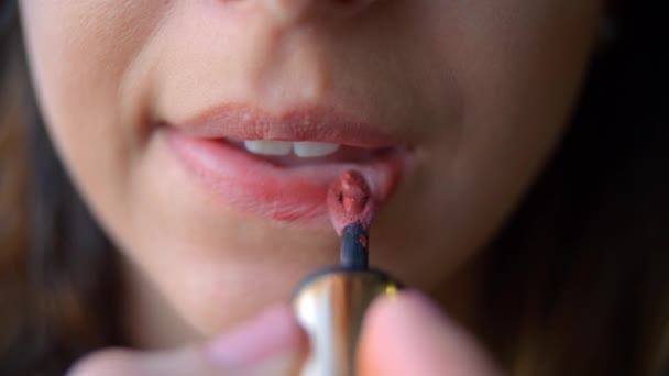 Vrouw mond toepassing van lippenstift — Stockvideo