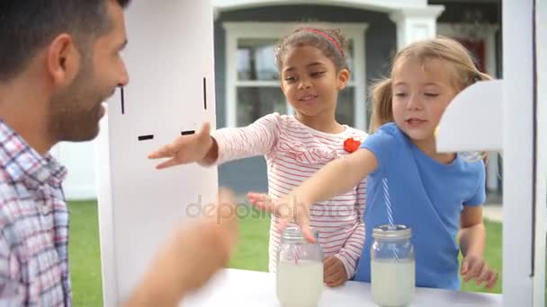 Padre comprando limonada en el puesto de niños — Vídeos de Stock