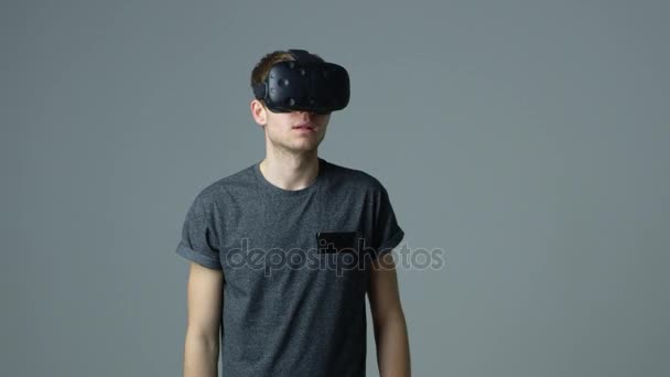 Uomo indossando cuffie realtà virtuale — Video Stock