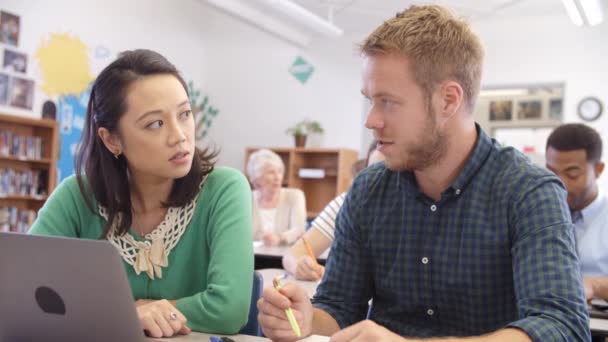 Lehrer und Student der Erwachsenenbildung mit Laptop — Stockvideo