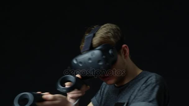 Homme portant casque de réalité virtuelle — Video