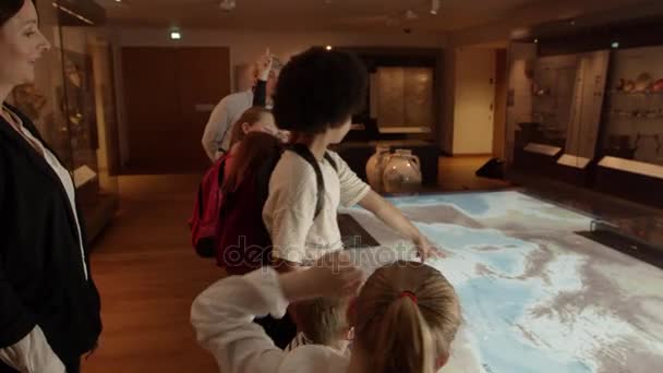 Ученики во время школьной поездки в музей — стоковое видео