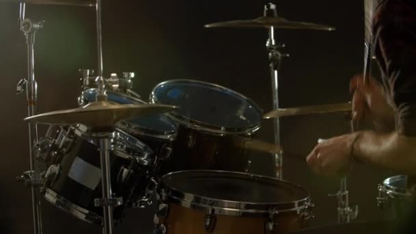 Drummer παίζει τύμπανο — Αρχείο Βίντεο