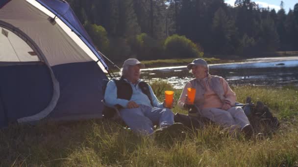 Senior paret sitter utanför tältet — Stockvideo