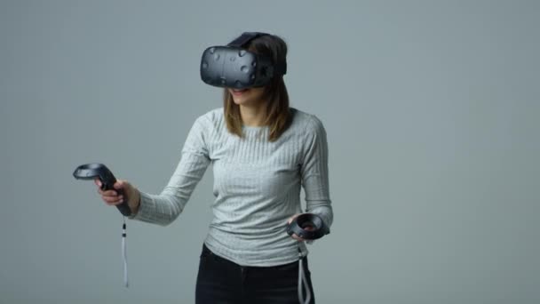 Frau trägt Virtual-Reality-Headset — Stockvideo