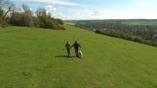 Reifes Paar und Hund spazieren — Stockvideo