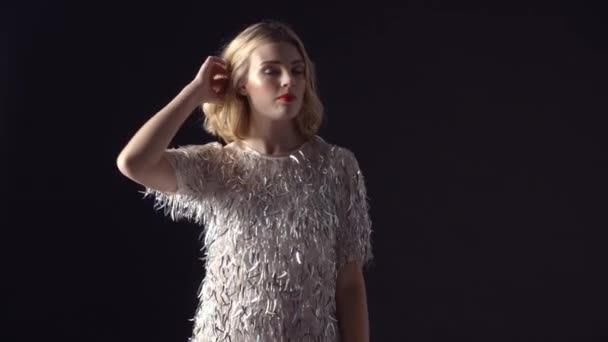 Işıltılı elbiseli kadın — Stok video