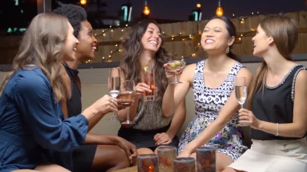 Amigos femeninos en el bar de la azotea — Vídeo de stock