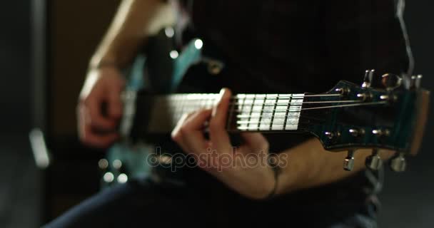 Man spelar elgitarr — Stockvideo