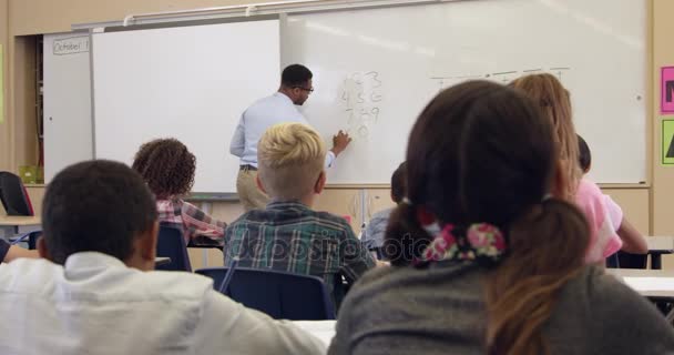 Profesor tomando clases de matemáticas de quinto grado — Vídeo de stock