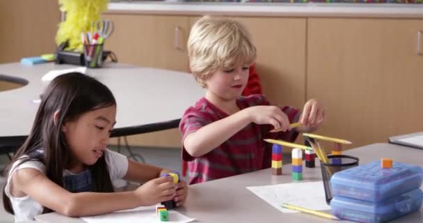 Crianças pequenas usam blocos na aula — Vídeo de Stock