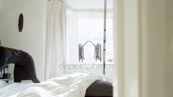 Chambermaid Making säng i Hotel — Stockvideo
