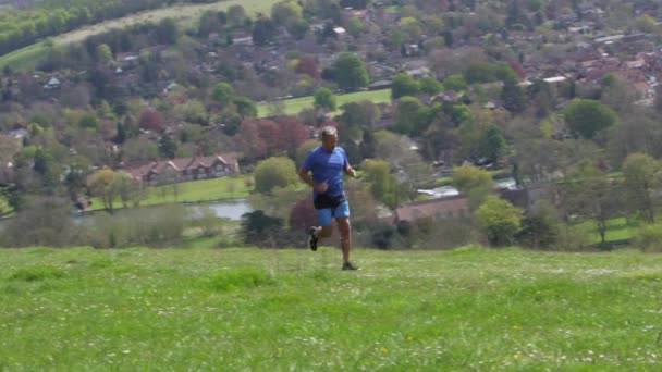 Kırsal kesimde koşu adam — Stok video