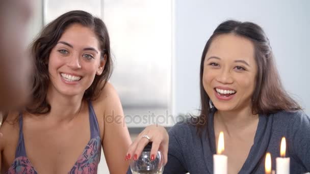 Mujeres jóvenes en conversación en una mesa de cena — Vídeos de Stock