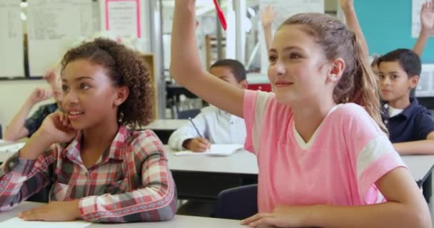 Miúdos da escola a responder a perguntas na aula — Vídeo de Stock