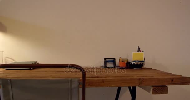 Schreibtisch in offener Wohnung — Stockvideo