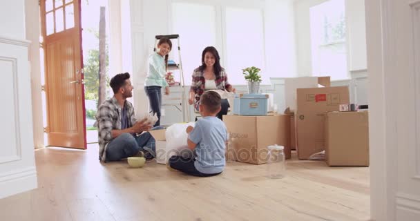 Famiglia che si trasferisce in una nuova casa — Video Stock