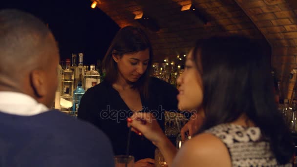 Пара в коктейль-баре — стоковое видео