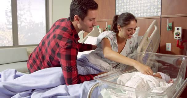 Familia con bebé recién nacido en el hospital — Vídeo de stock