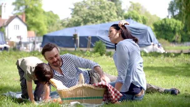 Familia disfrutando de un picnic en Riverside — Vídeos de Stock