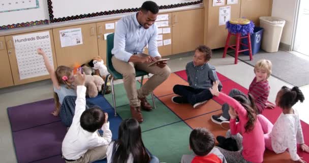 Profesor presenta libro de cuentos — Vídeo de stock