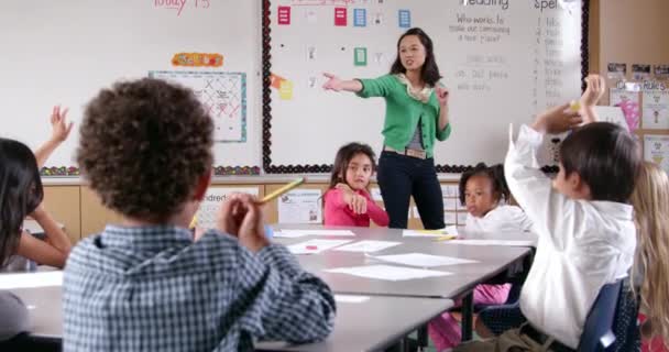 Азиатка учит детей — стоковое видео