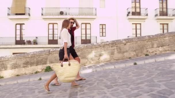 Casal caminhando juntos em férias — Vídeo de Stock