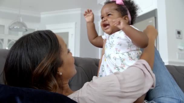 Mãe brincando com a filha — Vídeo de Stock