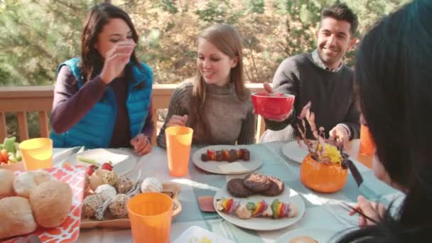 Друзья едят за столом — стоковое видео