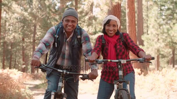 Senior pareja negra sentada en bicicletas — Vídeos de Stock