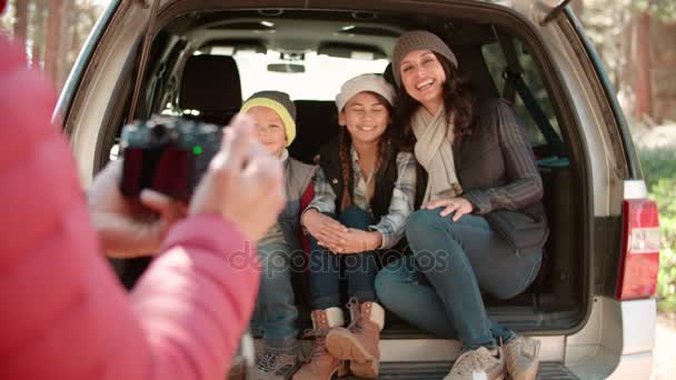 Familia en la parte trasera abierta del coche — Vídeo de stock