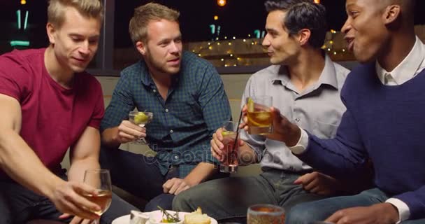 Мужские друзья в коктейль-баре — стоковое видео