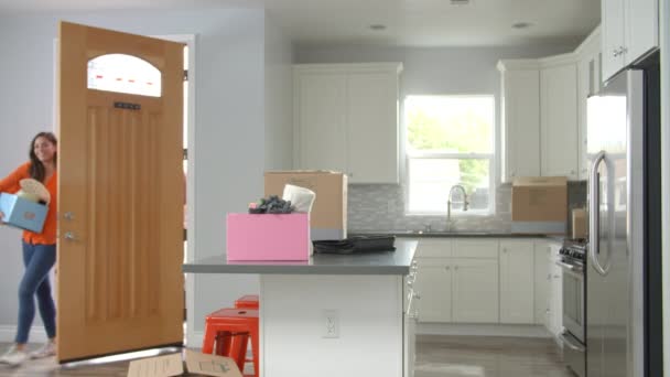 Par som flyttar till ett nytt hem — Stockvideo