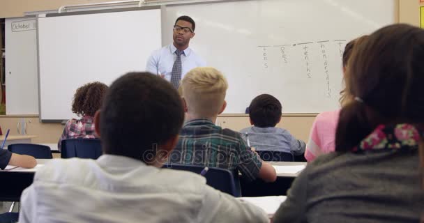 Niños ven profesor en clase de matemáticas — Vídeo de stock