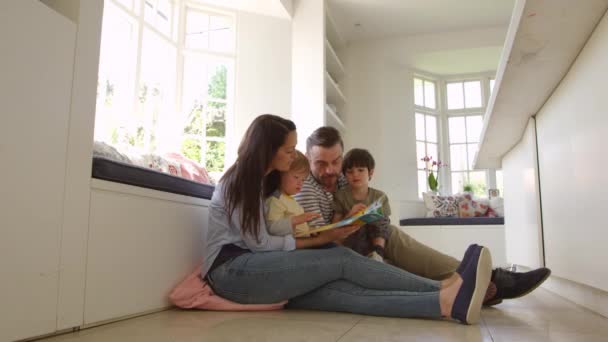 Historia de lectura familiar en casa — Vídeos de Stock