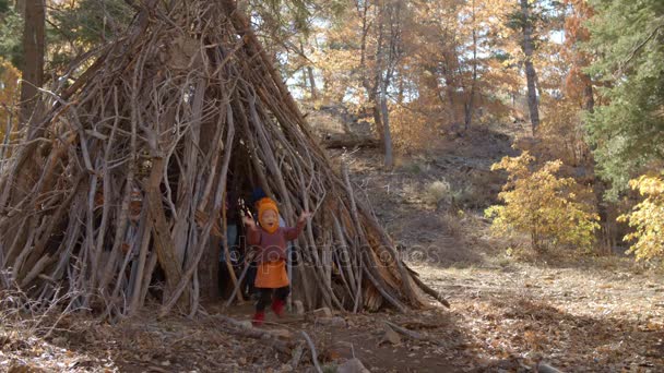 Děti si hrají spolu v lese — Stock video