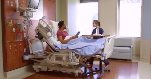 Pielęgniarka mówi do pacjenta w szpitalu — Wideo stockowe