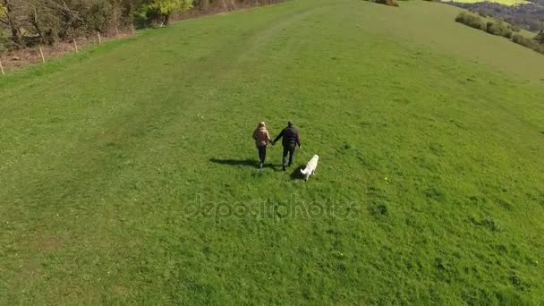 Зрелая пара и собака на прогулке — стоковое видео