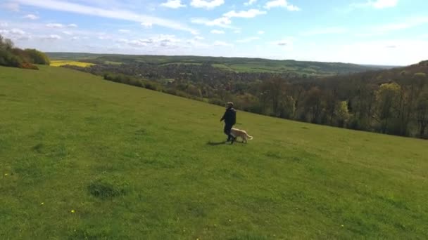 Älterer Mann mit Hund auf Gassi — Stockvideo