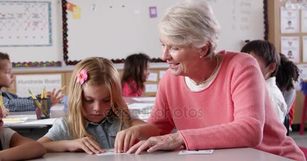 Insegnante aiutare giovane studentessa — Video Stock