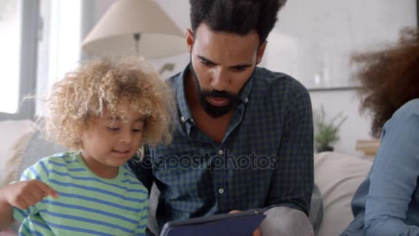 Отец и сын с помощью цифрового планшета — стоковое видео
