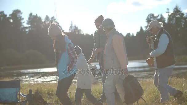 Multi generation familj anländer till tält — Stockvideo