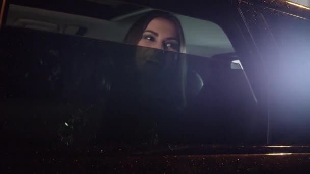 Zwei junge Frauen kommen in einer Limousine an — Stockvideo