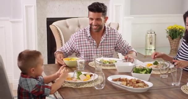 Семья наслаждается едой за столом — стоковое видео