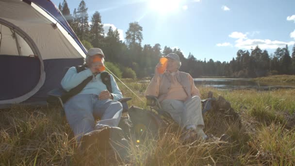 Üst düzey çift bir çadırın dışında oturan — Stok video