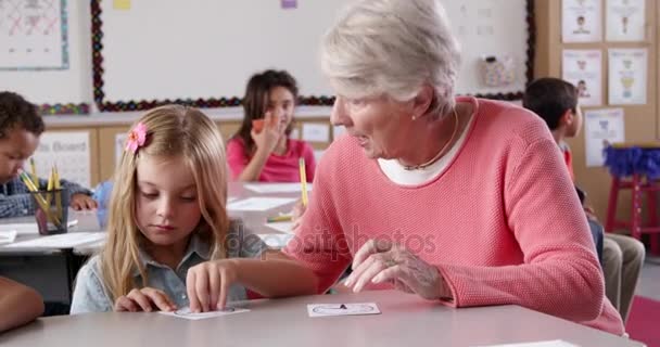 Sürpriz öğretmen genç kız öğrenci yardımcı olur. — Stok video