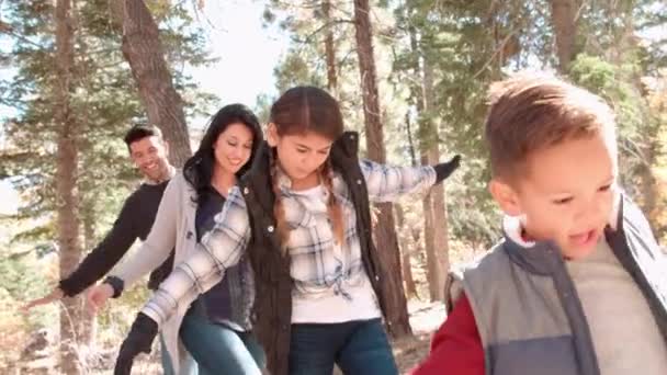 Счастливая испанская семья в лесу — стоковое видео