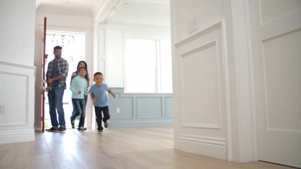 Familie verhuizen naar nieuw huis — Stockvideo