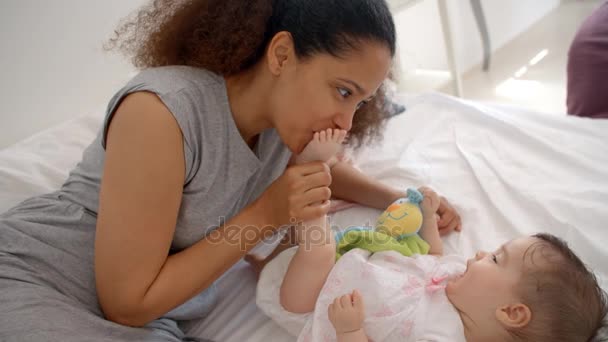Mãe brincando com bebê filha — Vídeo de Stock