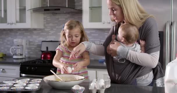 Junges Mädchen bereitet Kuchen zu — Stockvideo